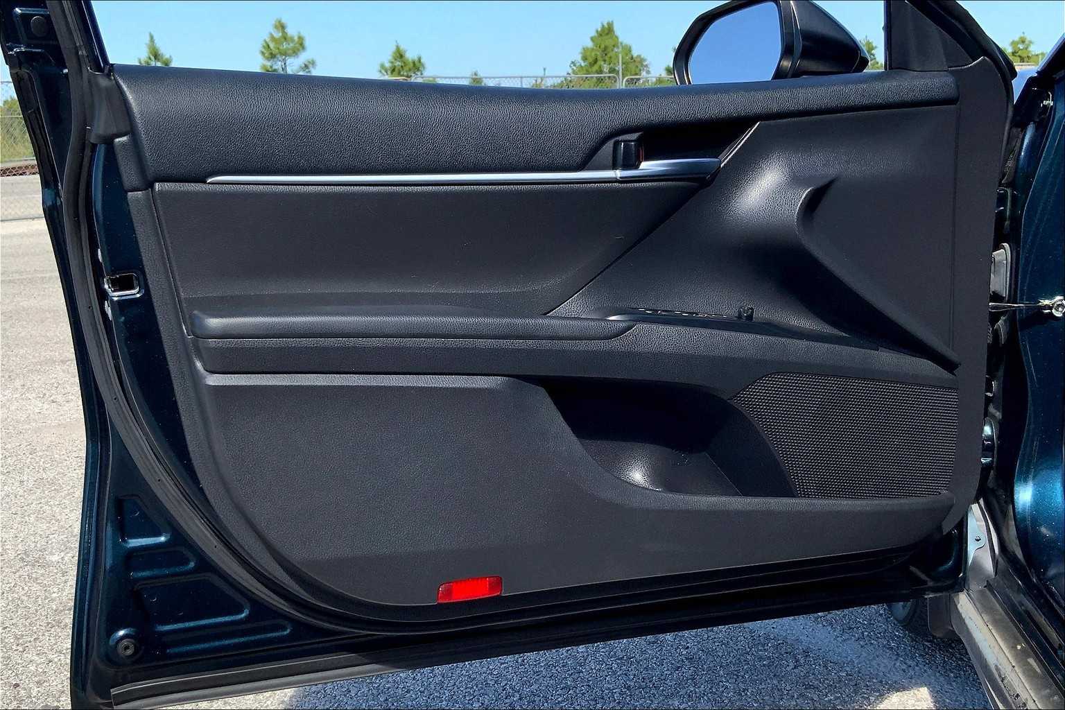 2020 Toyota Camry SE photo 19