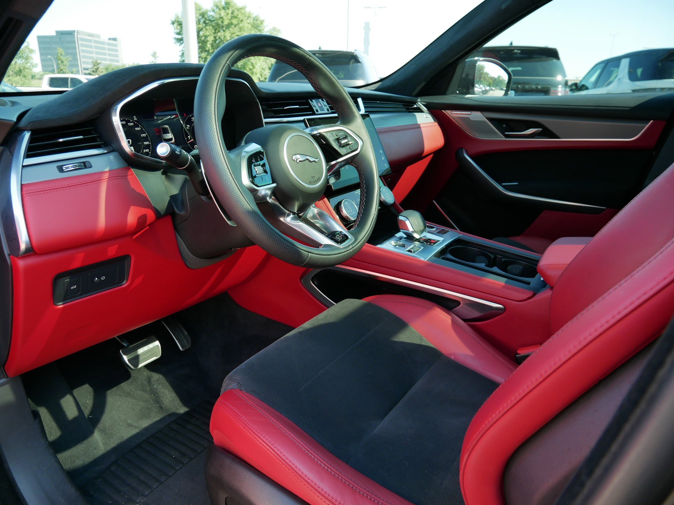 2023 Jaguar F-PACE SVR photo 13