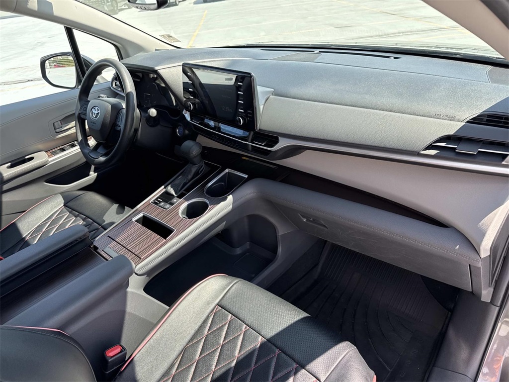 2024 Toyota Sienna LE photo 9