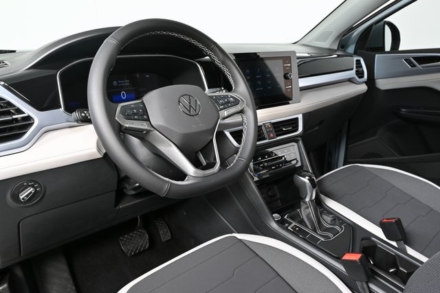 2025 Volkswagen Taos SE photo 4