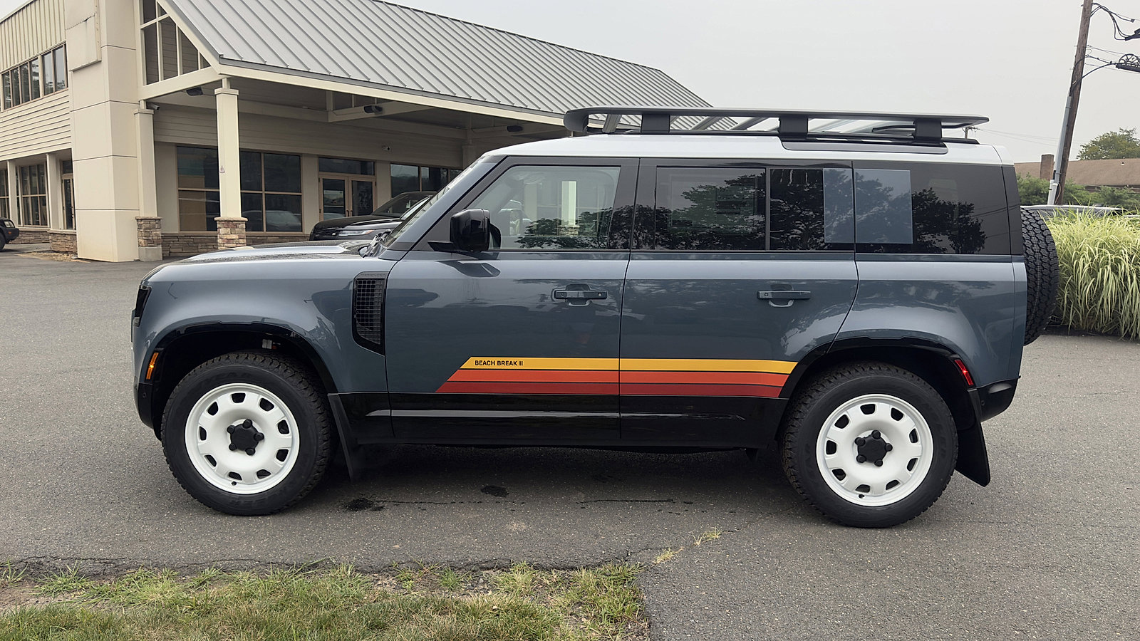 2025 Land Rover Defender 110 S photo 2