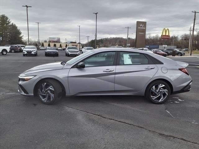 2025 Hyundai Elantra SEL Sport photo 3