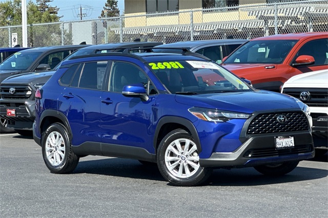 2022 Toyota Corolla Cross LE photo 2