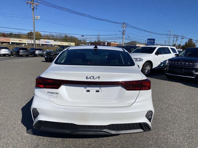 2024 Kia Forte LXS photo 4