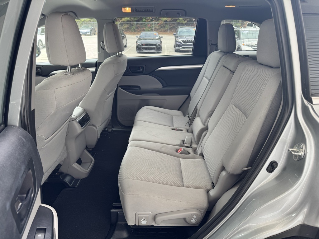 2019 Toyota Highlander LE photo 2