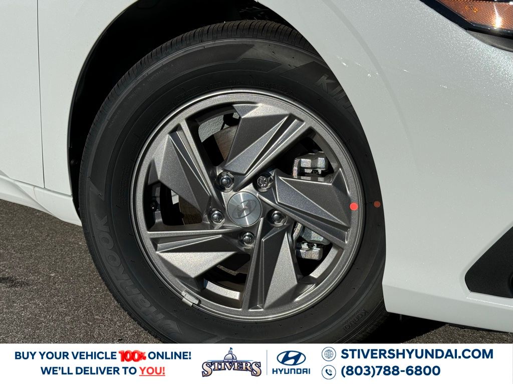 2025 Hyundai Elantra SE photo 4
