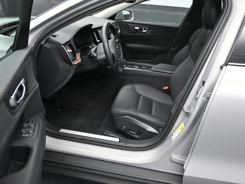 2025 Volvo V60 Cross Country B5 Plus photo 10