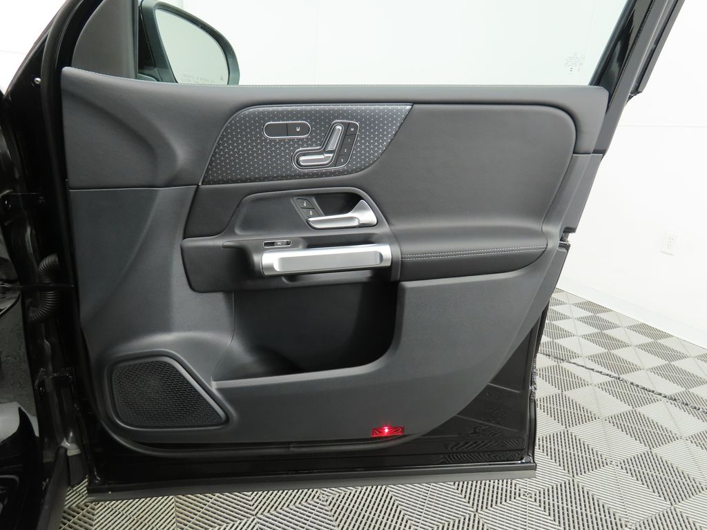 2025 Mercedes Benz GLB 250 photo 25