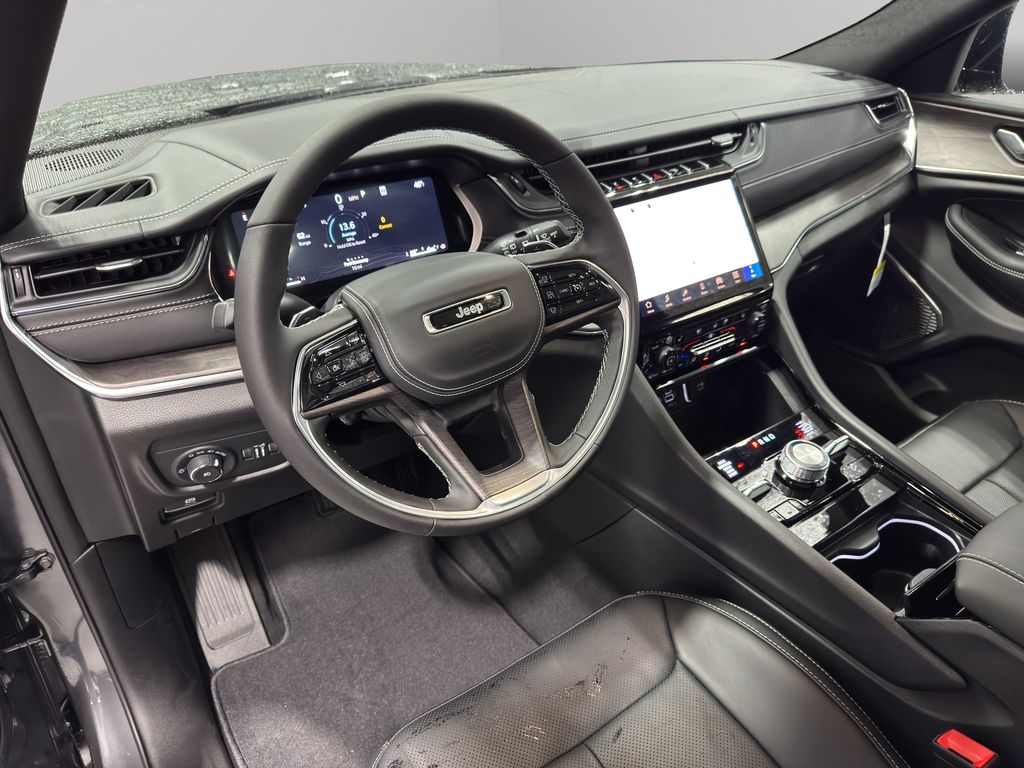 2025 Jeep Grand Cherokee Overland photo 4