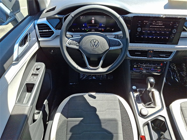 2025 Volkswagen Taos SE photo 4