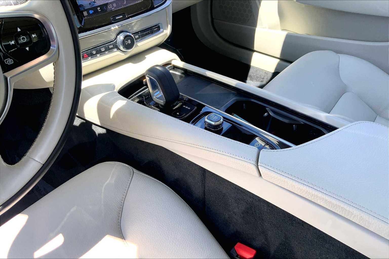 2022 Volvo S90 Momentum photo 15