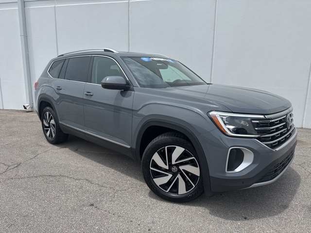 2025 Volkswagen Atlas SEL photo 2