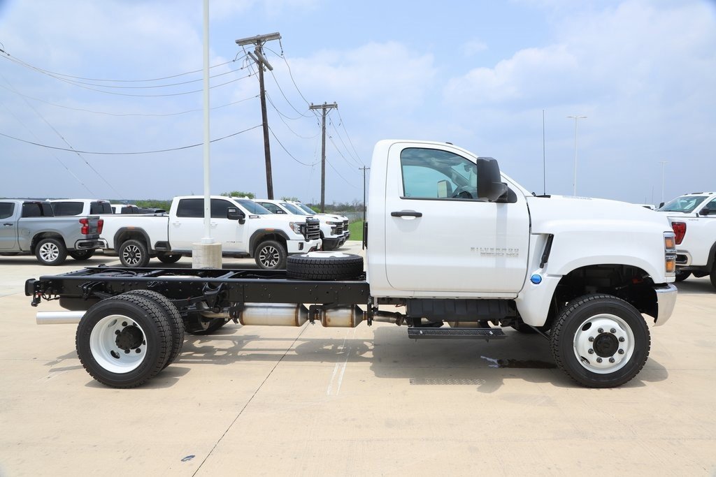 2024 Chevrolet Silverado 6500HD Work Truck photo 3