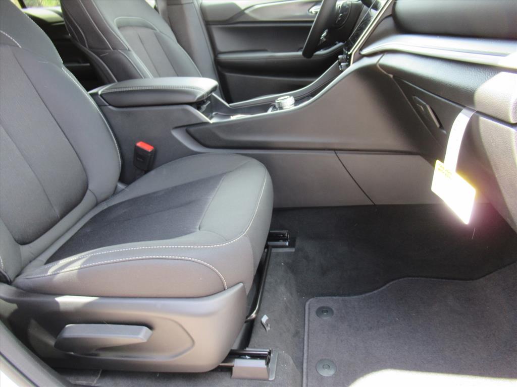 2025 Jeep Grand Cherokee Laredo photo 4