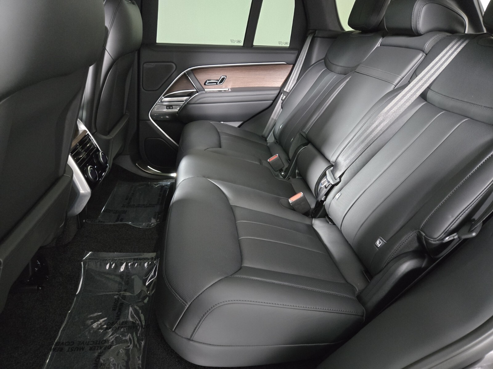 2025 Land Rover Range Rover SE photo 4