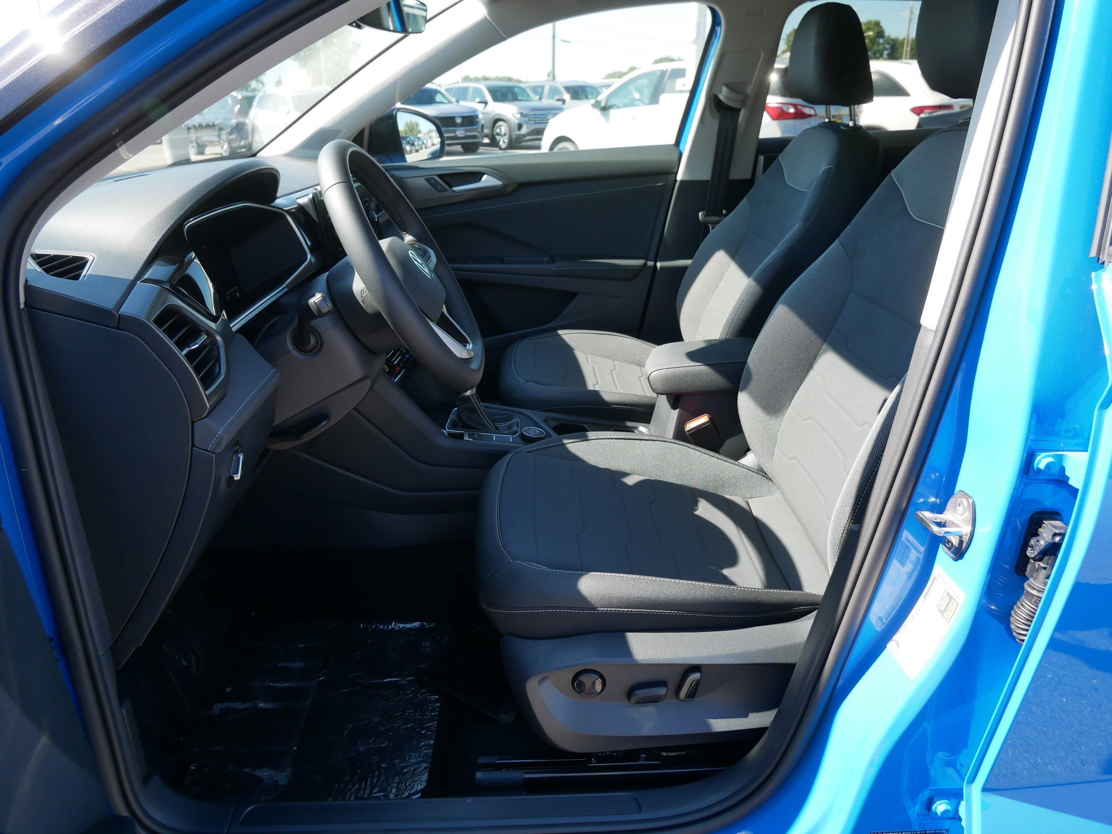 2025 Volkswagen Taos SE photo 3