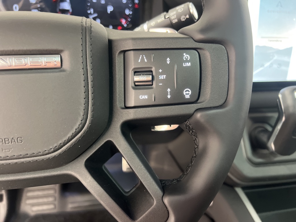 2025 Land Rover Defender 110 V8 photo 12