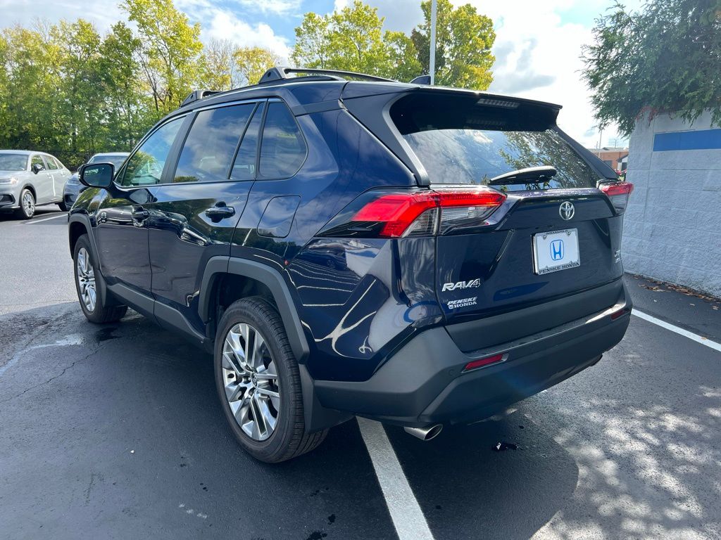 2023 Toyota RAV4 XLE Premium photo 3