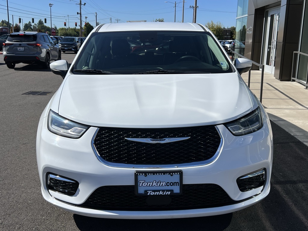 2023 Chrysler Pacifica Touring L photo 2