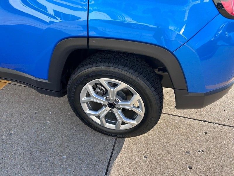 2025 Jeep Compass Latitude photo 3