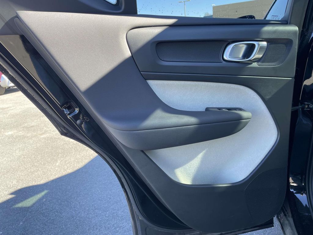 2021 Volvo XC40 T5 Momentum photo 2