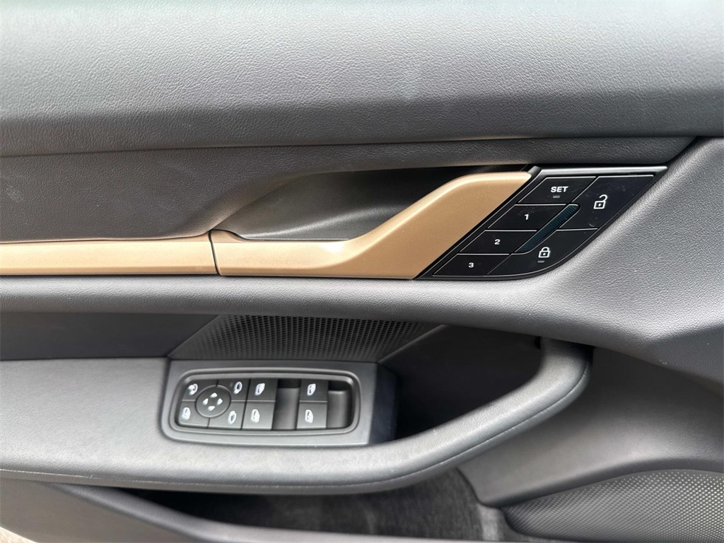 2025 Porsche Taycan 4S photo 21