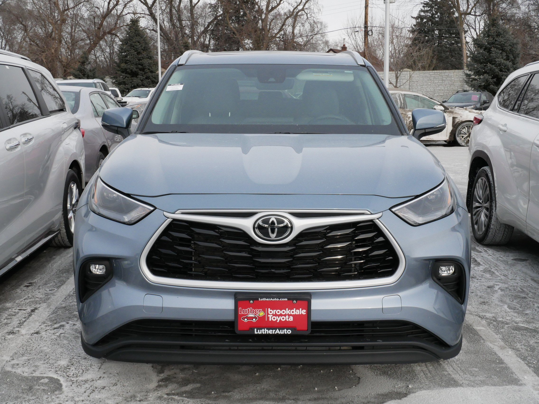 Used 2024 Toyota Highlander XLE with VIN 5TDKDRBH2RS550198 for sale in Brooklyn Center, Minnesota