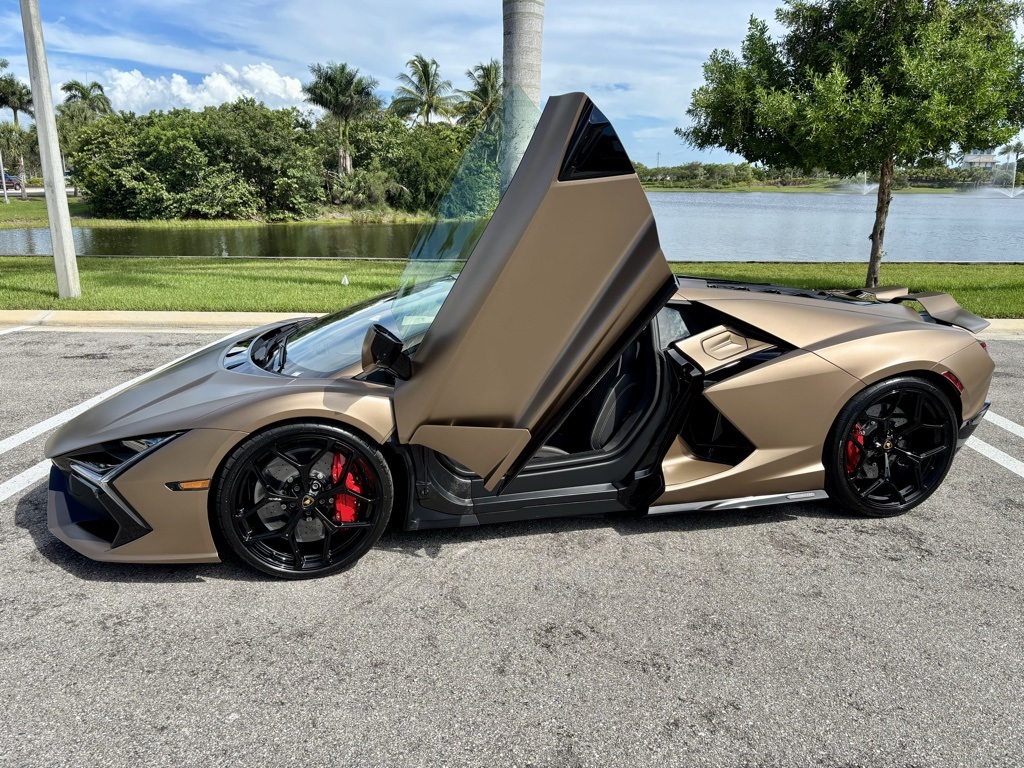 2024 Lamborghini Revuelto photo 2