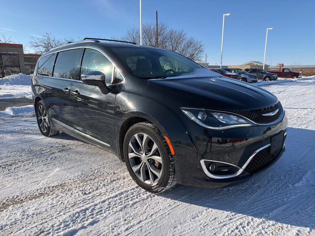 2018 Chrysler Pacifica Limited's photo