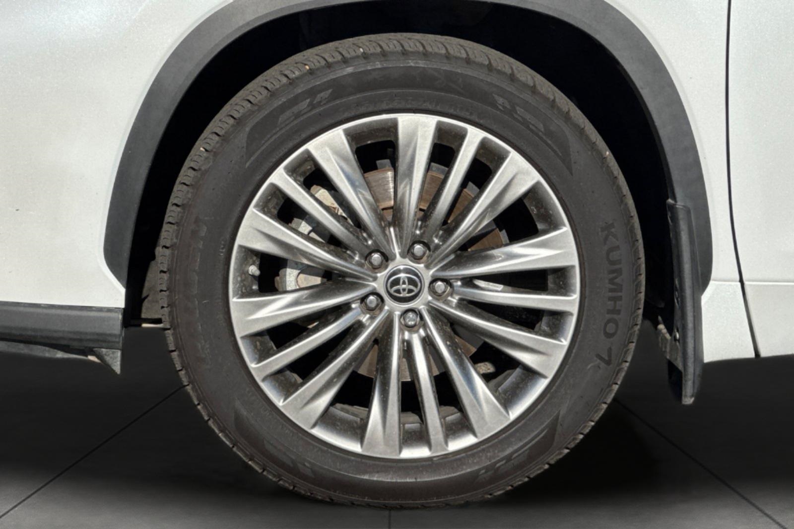 2022 Toyota Highlander Platinum photo 11