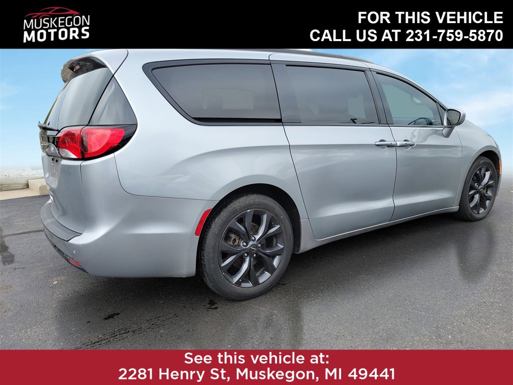 2018 Chrysler Pacifica Touring Plus photo 4