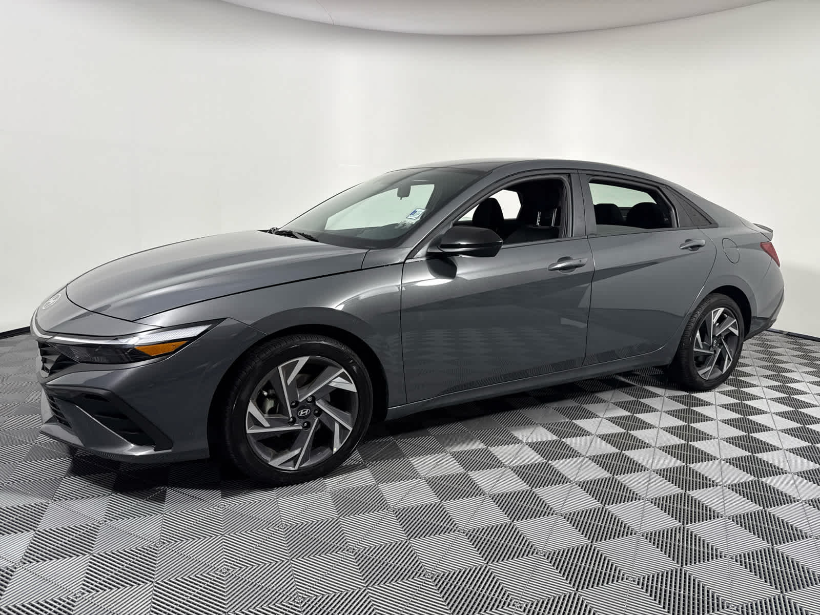 2025 Hyundai Elantra SEL Sport photo 2