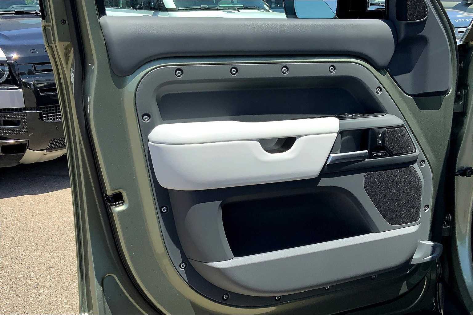 2025 Land Rover Defender 110 S photo 10