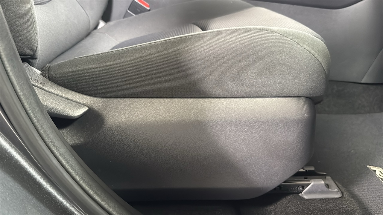 2019 Toyota RAV4 LE photo 19