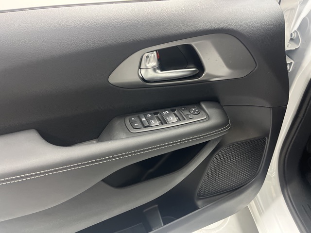 2025 Chrysler Voyager LX photo 4