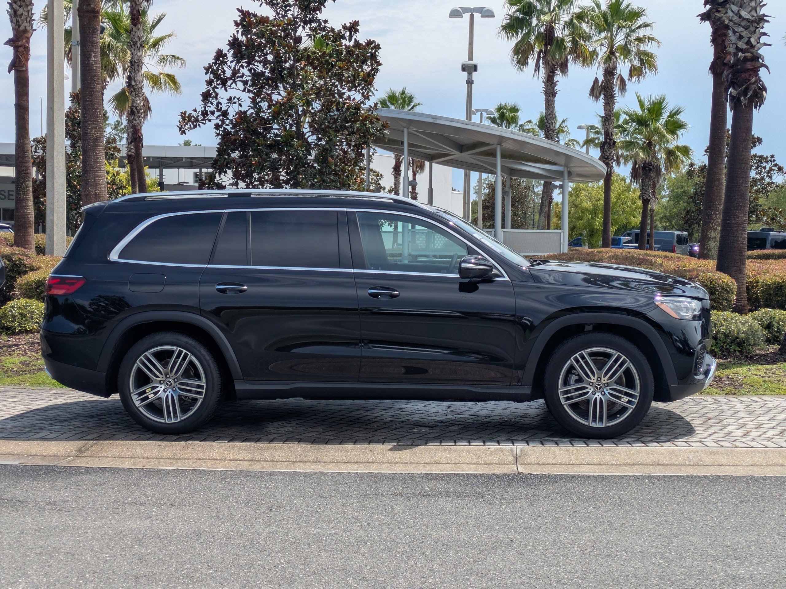 2025 Mercedes Benz GLS 450 4MATIC photo 4