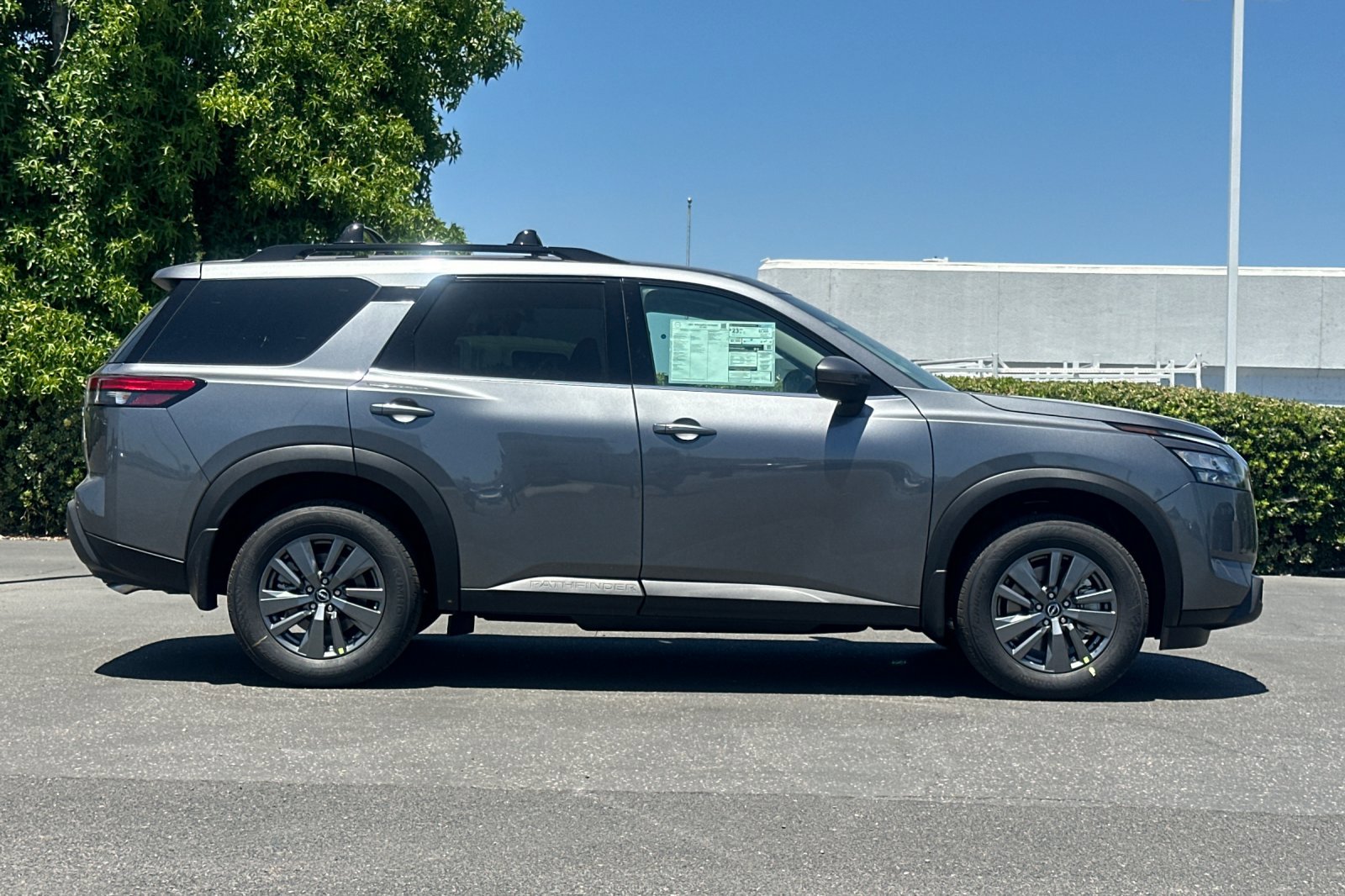 2025 Nissan Pathfinder SV photo 3