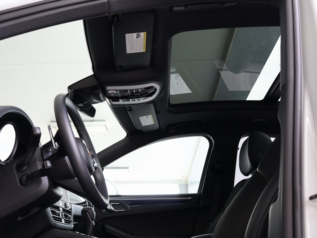 2025 Porsche Macan T photo 31