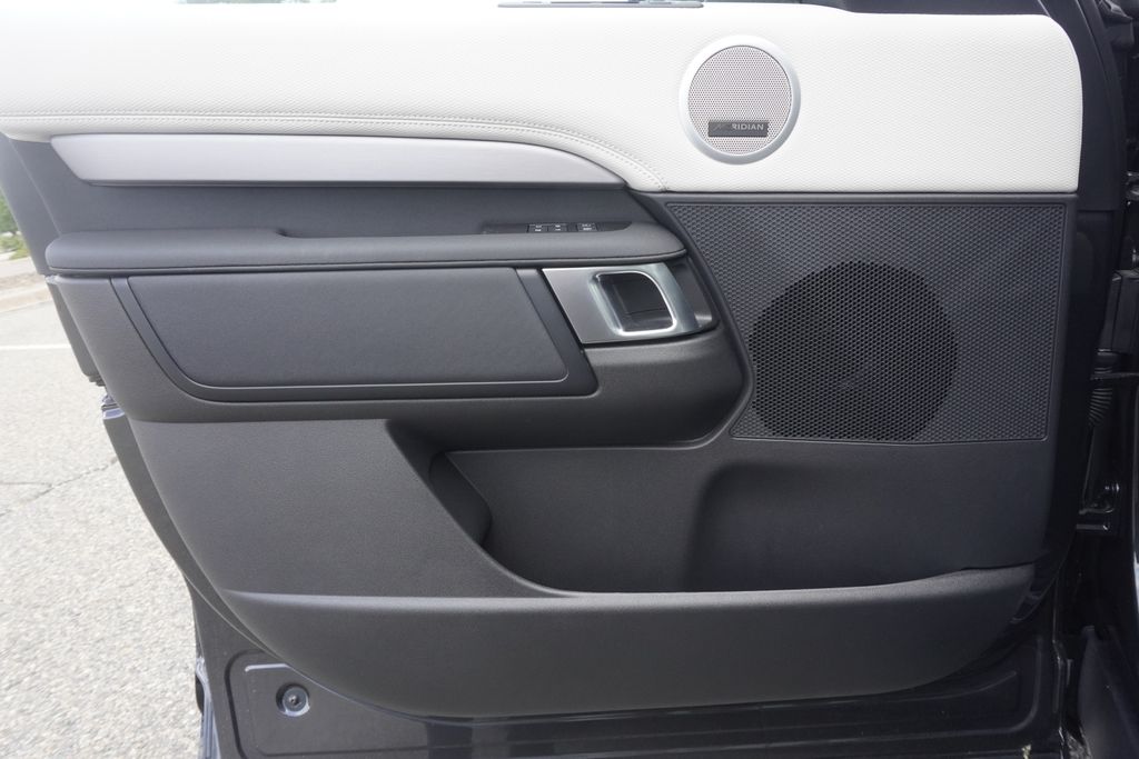 2025 Land Rover Discovery SE photo 15