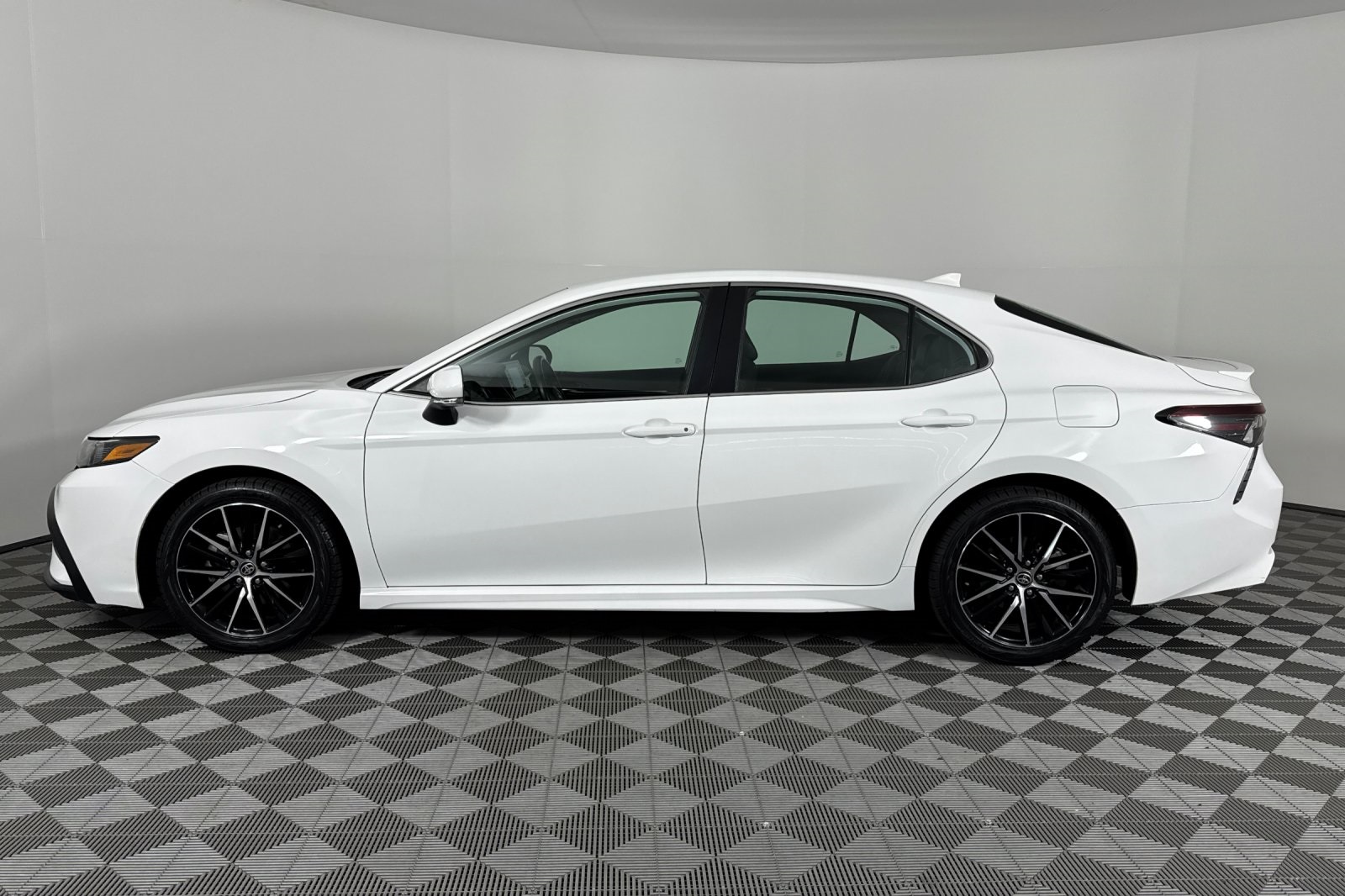 2024 Toyota Camry SE photo 7