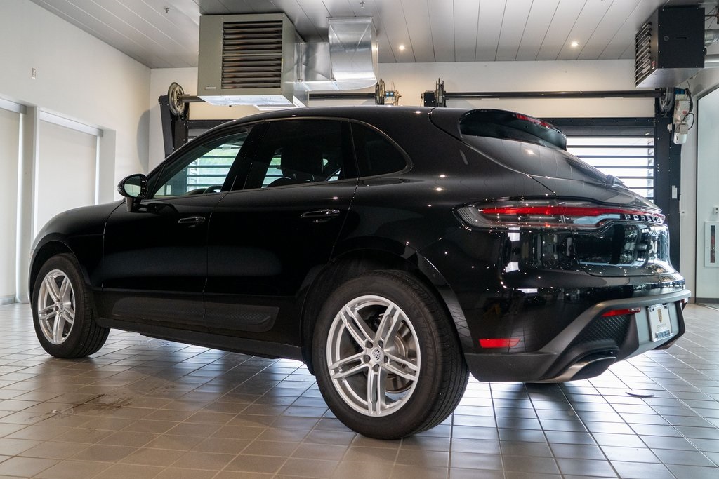 2025 Porsche Macan Base photo 3