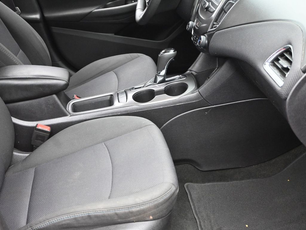 2017 Chevrolet Cruze LT photo 5