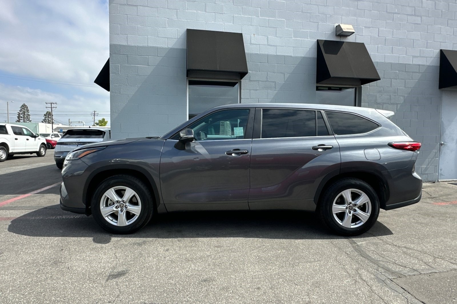 2023 Toyota Highlander L photo 7