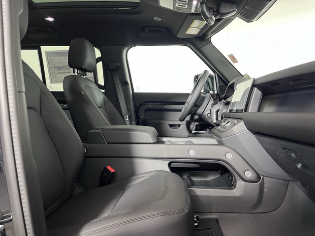 2025 Land Rover Defender 110 S photo 26