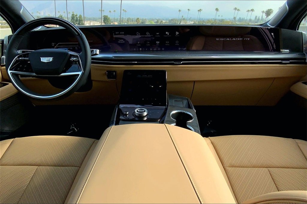 2025 Cadillac Escalade IQ Luxury photo 6
