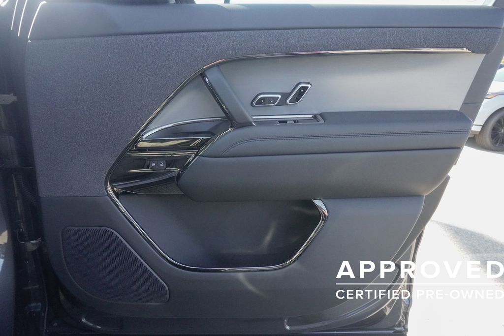 2025 Land Rover Range Rover Sport SE photo 17