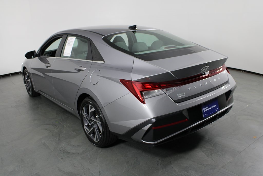 2025 Hyundai Elantra SEL Convenience photo 3