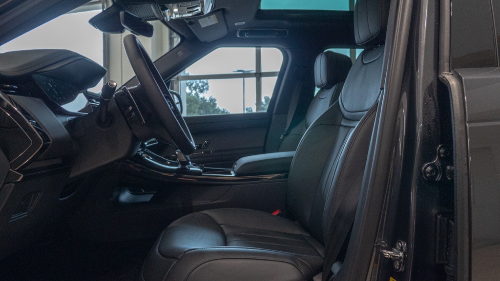 2025 Land Rover Range Rover Sport SE photo 14