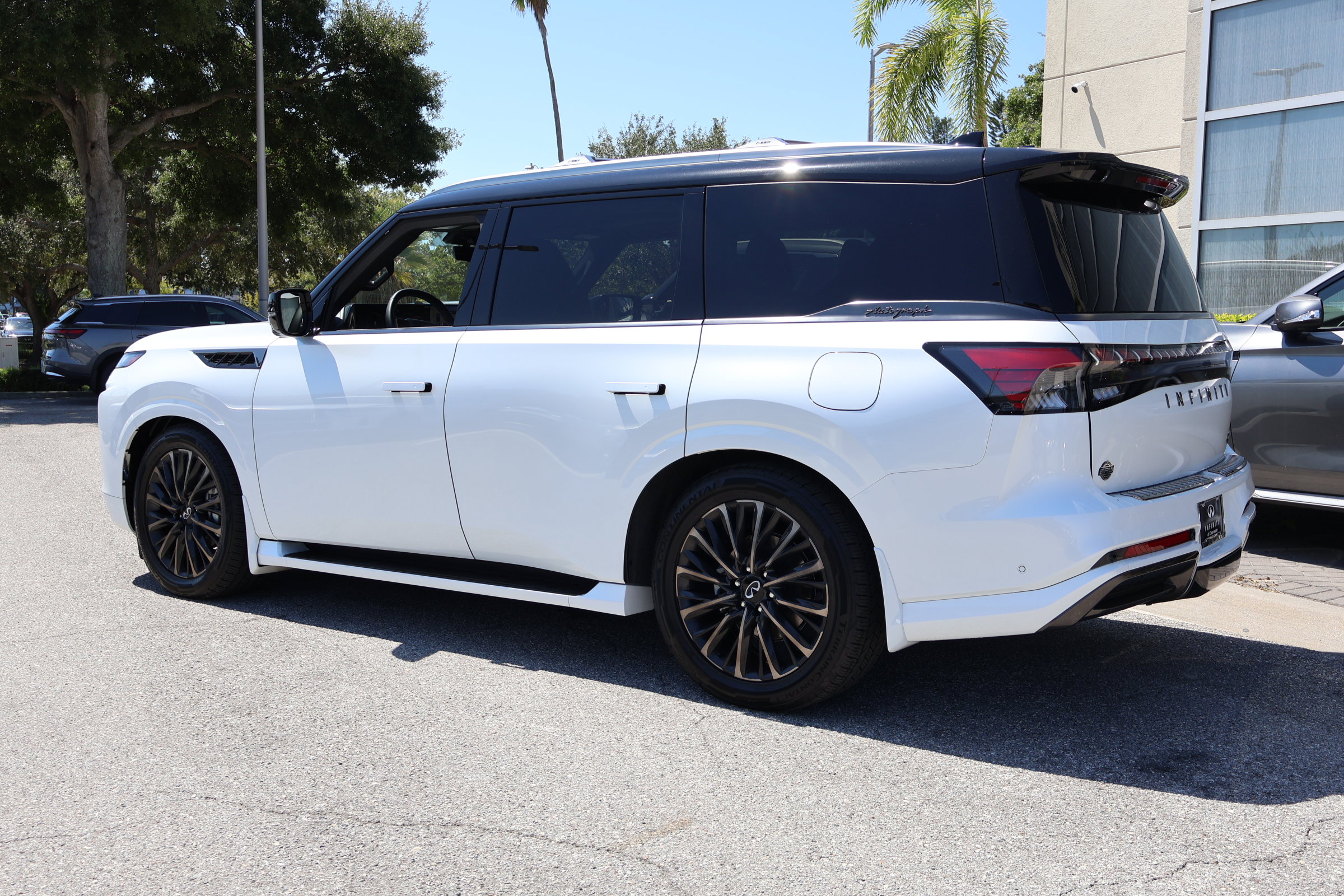 2025 Infiniti QX80 photo 4
