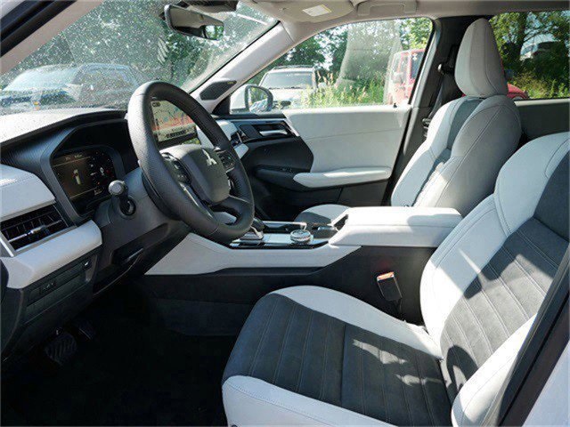 2025 Mitsubishi Outlander SE photo 4